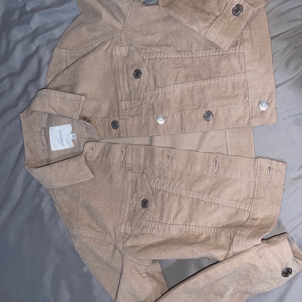 DYNAMITE CROPPED JACKET BEIGE